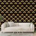 Un salon élégant avec un papier peint noir orné de motifs de fleurs dorées, créant une atmosphère sophistiquée et chaleureuse.