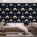 Une chambre élégante avec un papier peint floral représentant des lotus dorés sur fond bleu marine, créant une atmosphère apaisante et raffinée.