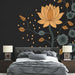 Une chambre moderne avec un papier peint noir illustrant une grande fleur de lotus orange entourée de feuilles et de motifs délicats, créant une ambiance élégante et apaisante.