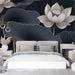 Papier peint élégant avec fleurs de lotus sur fond sombre pour chambre moderne