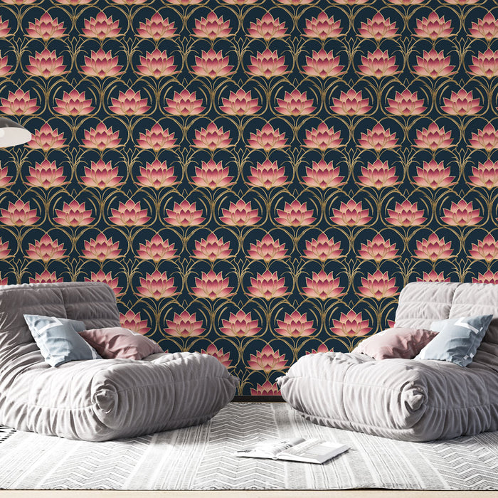 Un salon contemporain avec un papier peint floral représentant des lotus roses sur fond bleu nuit, créant une atmosphère élégante et apaisante.