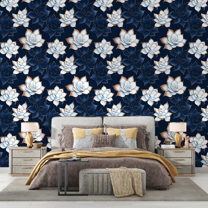 Une chambre élégante avec un papier peint floral bleu marine orné de grandes fleurs de lotus blanches, créant une atmosphère apaisante et raffinée.