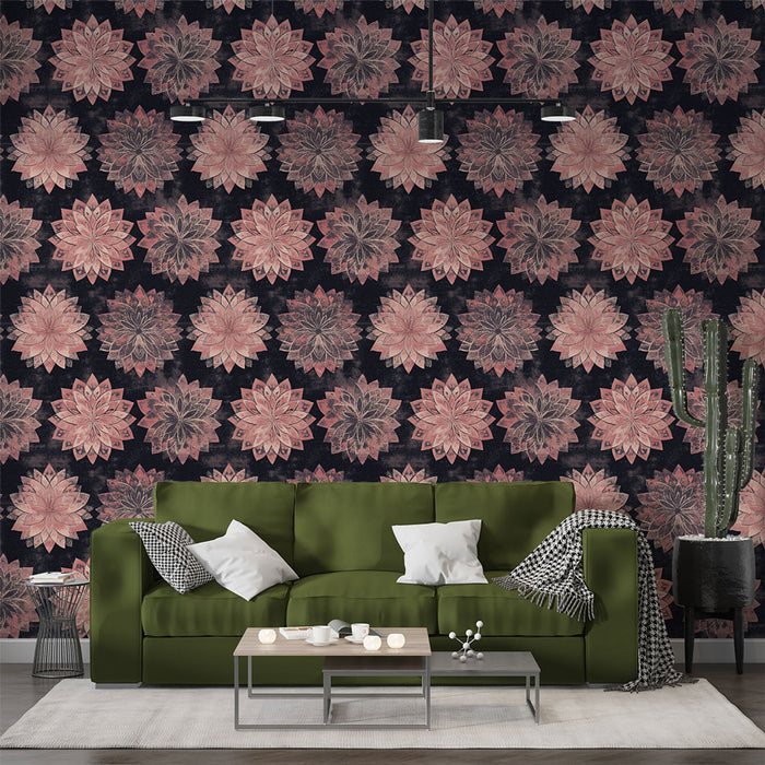 Un salon contemporain avec un papier peint floral aux grandes fleurs roses sur fond noir, créant une ambiance chaleureuse et artistique.