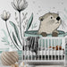Une chambre d'enfant avec un papier peint illustrant une loutre joyeuse dans un bol, entourée de fleurs délicates et de feuillages apaisants.
