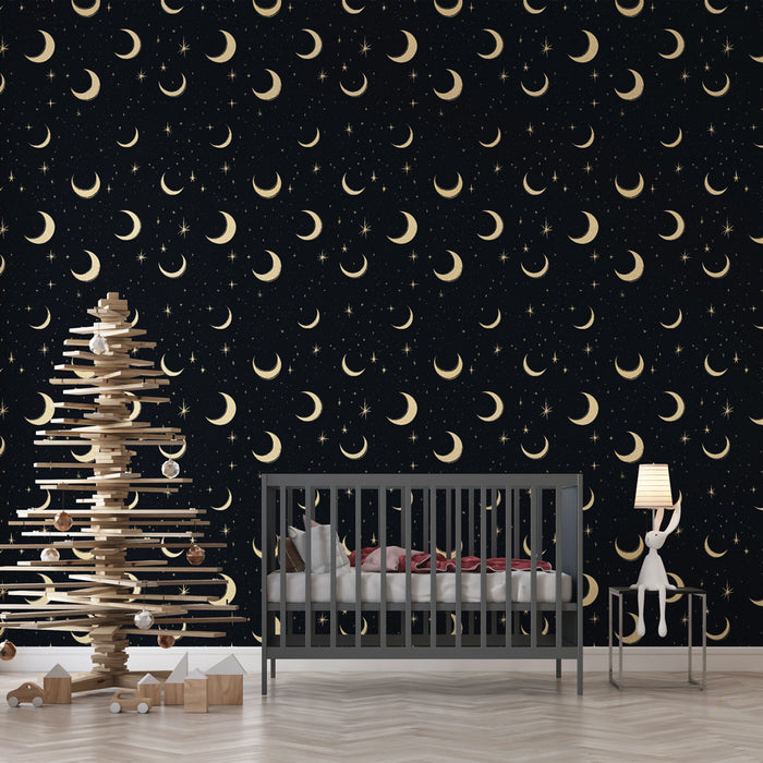Une chambre moderne avec un papier peint noir étoilé orné de croissants de lune dorés, créant une atmosphère rêveuse et apaisante.