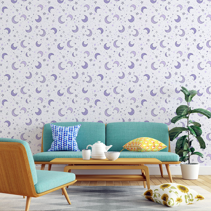 Un salon moderne avec un papier peint pastel représentant des lunes et des étoiles violettes sur fond clair, créant une ambiance douce et rêveuse.