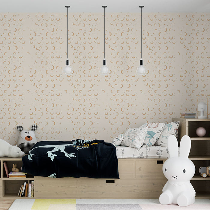 Une chambre d'enfant avec un papier peint beige orné de motifs en demi-lune dorés créant une atmosphère douce et ludique.