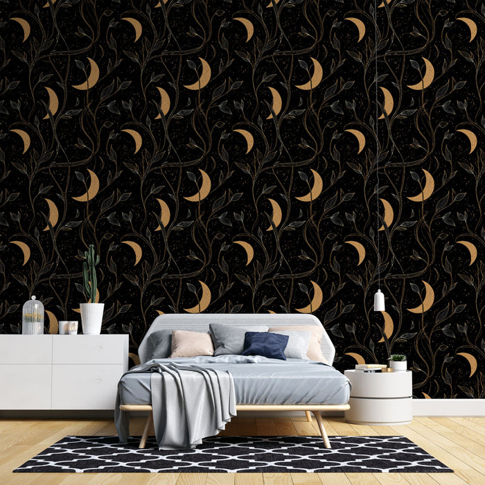Une chambre moderne avec un papier peint noir orné de motifs floraux et de croissants dorés, créant une ambiance élégante et mystérieuse.