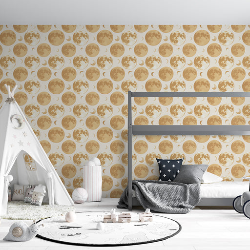 Une chambre d'enfant avec un papier peint représentant des phases lunaires dans des teintes dorées et crème, créant une ambiance douce et rêveuse.