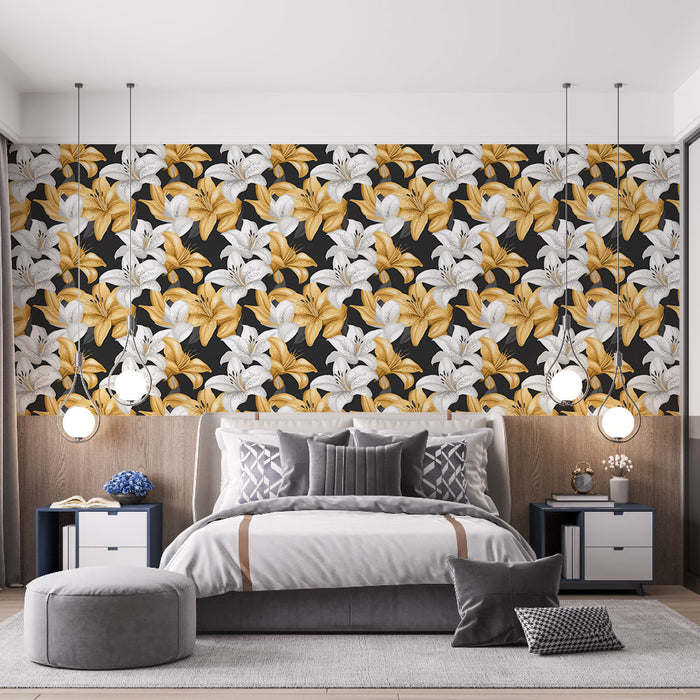 Une chambre moderne avec un papier peint floral noir, or et blanc, créant une atmosphère élégante et chaleureuse grâce à ses motifs de lys.
