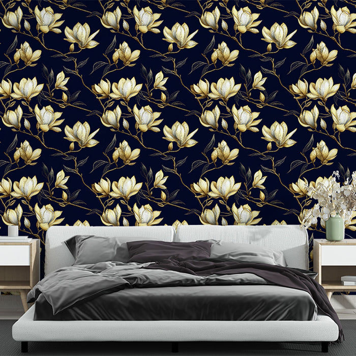 Une chambre élégante avec un papier peint floral représentant des magnolias dorés sur fond bleu nuit, créant une atmosphère raffinée et apaisante.