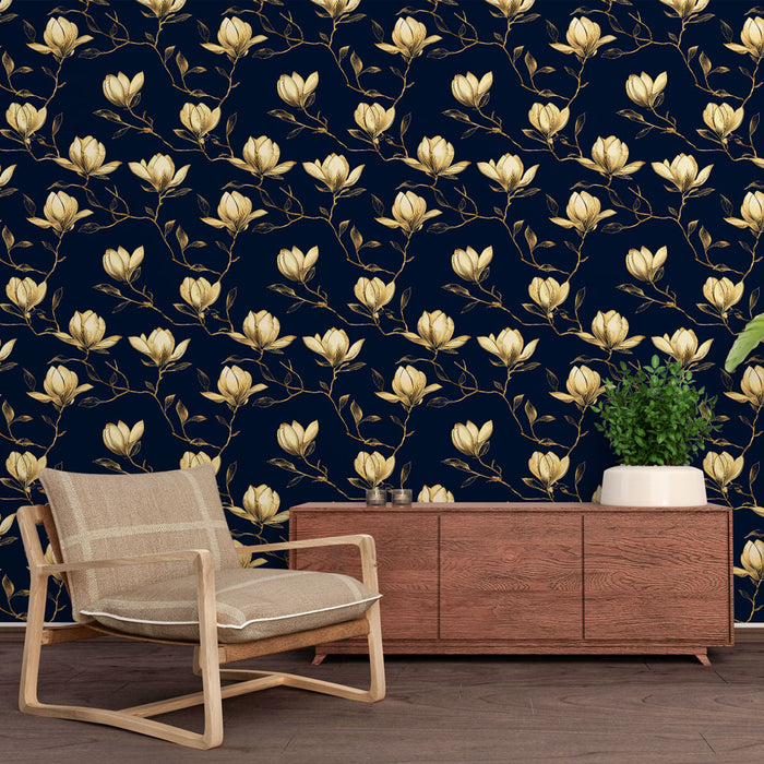 Un salon élégant avec un papier peint floral aux motifs de magnolias dorés sur fond bleu nuit, créant une atmosphère chaleureuse et raffinée.