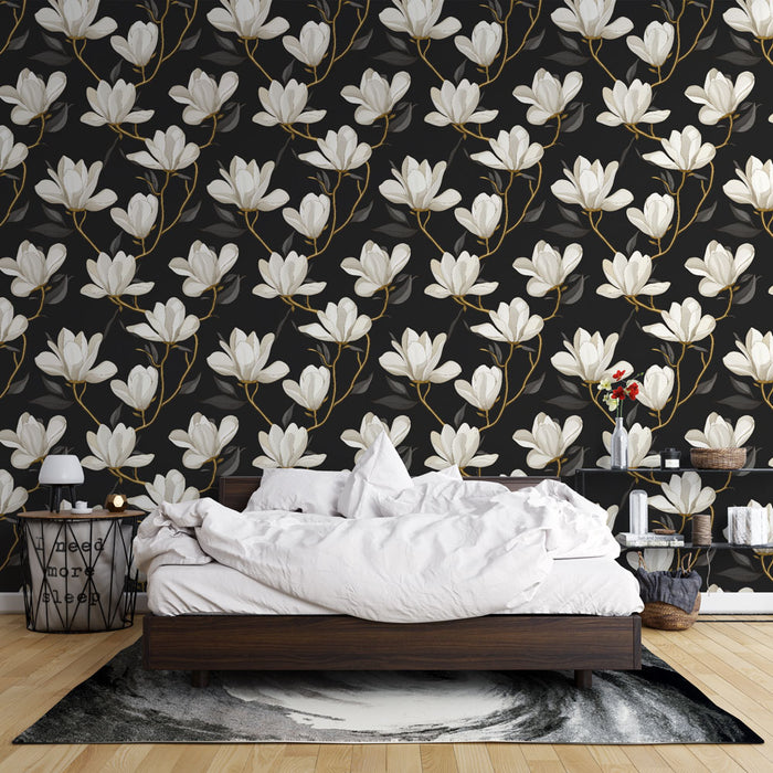 Une chambre moderne avec un papier peint floral noir et blanc, orné de grandes fleurs de magnolia, créant une ambiance élégante et apaisante.