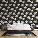 Une chambre moderne avec un papier peint floral noir et blanc, orné de grandes fleurs de magnolia, créant une ambiance élégante et apaisante.