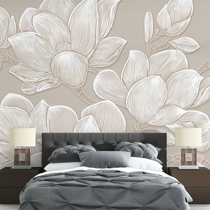 Une chambre élégante avec un papier peint représentant de grandes fleurs de magnolia blanches sur fond beige, créant une atmosphère apaisante et raffinée.