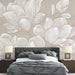 Une chambre élégante avec un papier peint représentant de grandes fleurs de magnolia blanches sur fond beige, créant une atmosphère apaisante et raffinée.