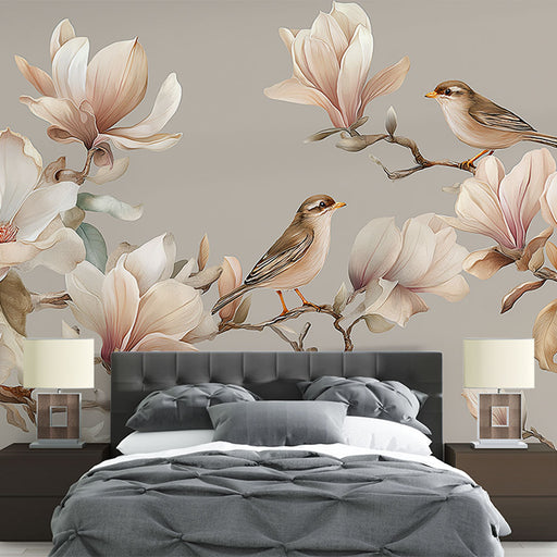 Une chambre élégante avec un papier peint floral représentant de grandes fleurs de magnolia et des oiseaux délicats, créant une atmosphère douce et apaisante.
