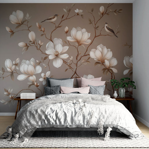Une chambre élégante avec un papier peint floral représentant des magnolias délicats et des oiseaux sur un fond beige, créant une atmosphère apaisante et raffinée.