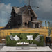 Un salon moderne avec un papier peint représentant une maison abandonnée dans un paysage de prairie dorée, créant une atmosphère nostalgique et intrigante.