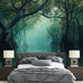 Une chambre moderne avec un papier peint représentant une forêt tropicale mystique, où les arbres émergent d'un lac paisible, créant une atmosphère apaisante et naturelle.