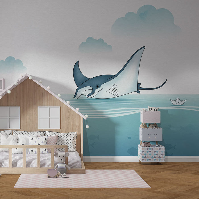 Une chambre d'enfant avec un papier peint illustrant une raie manta stylisée nageant dans des eaux turquoise, créant une atmosphère ludique et apaisante.