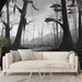 Un salon contemporain avec un papier peint illustrant un paysage sombre et mystérieux de marais, en nuances de noir et gris, créant une atmosphère intrigante et mélancolique.