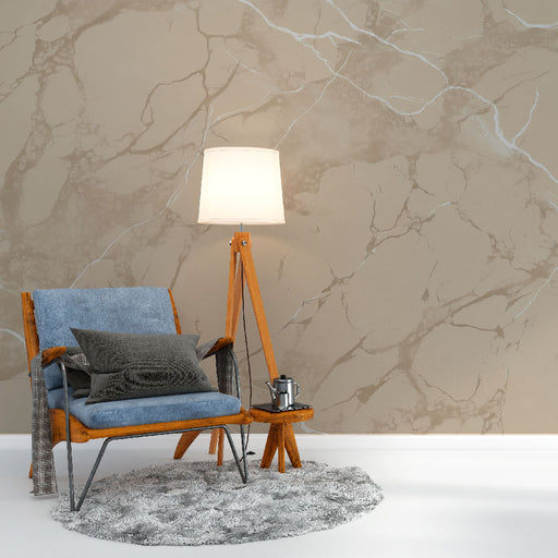 Un salon moderne avec un papier peint imitant le marbre beige et crème, créant une ambiance élégante et chaleureuse.