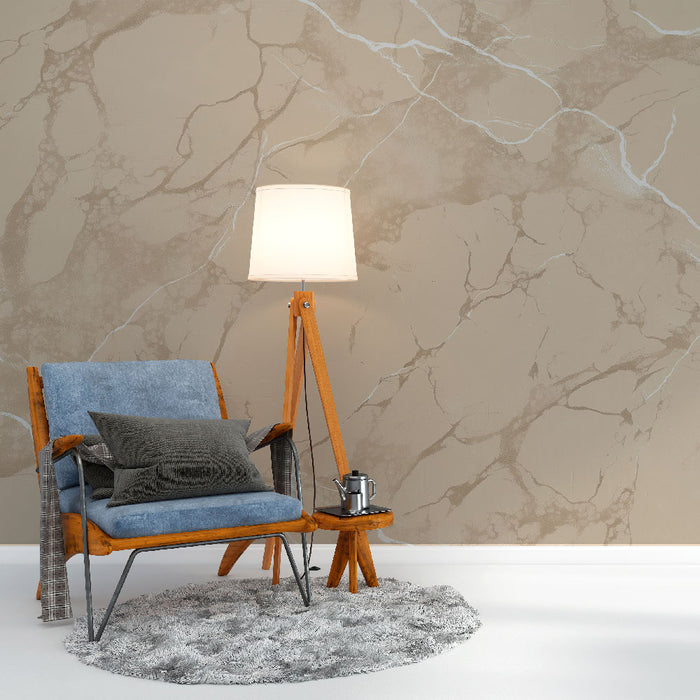 Un salon moderne avec un papier peint imitant le marbre beige et crème, créant une ambiance élégante et chaleureuse.