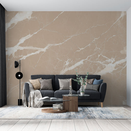Un salon moderne avec un papier peint effet marbre beige aux veines blanches, créant une atmosphère élégante et sophistiquée.