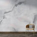 Une pièce élégante avec un papier peint marbré aux nuances de gris et blanc, créant une atmosphère moderne et apaisante.