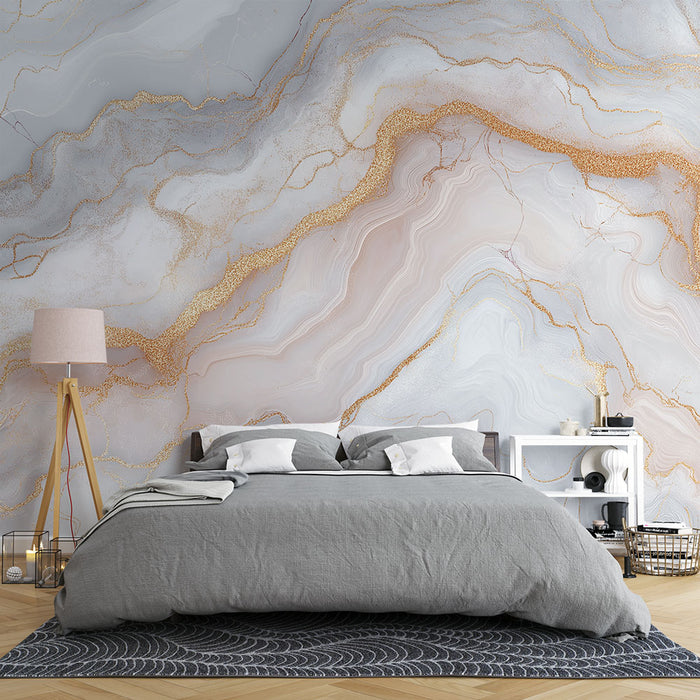 Une chambre moderne avec un papier peint aux motifs marbrés gris et rose, rehaussé de filigranes dorés, créant une ambiance élégante et apaisante.