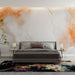 Une chambre moderne avec un papier peint marbré aux nuances orange et dorées, créant une atmosphère chaleureuse et élégante.