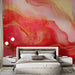 Une chambre moderne avec un papier peint abstrait aux nuances de rouge et rose, rehaussé de filigranes dorés, créant une atmosphère chaleureuse et élégante.