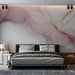 Une chambre moderne avec un papier peint abstrait aux nuances de rose et or, créant une ambiance douce et élégante.