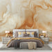 Une chambre élégante avec un papier peint aux nuances chaudes de beige et d'orange, évoquant des formes fluides et une atmosphère apaisante.