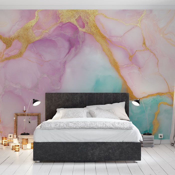 Une chambre moderne avec un papier peint aux nuances douces de rose et turquoise, rehaussé de touches dorées, créant une atmosphère élégante et apaisante.