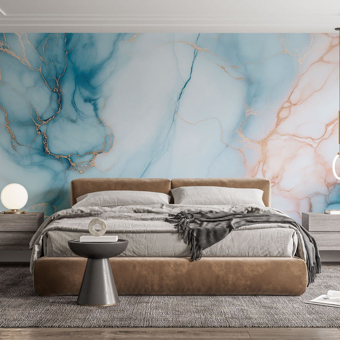 Une chambre moderne avec un papier peint marbré aux nuances de bleu et rose, rehaussé de veines dorées, créant une atmosphère apaisante et élégante.