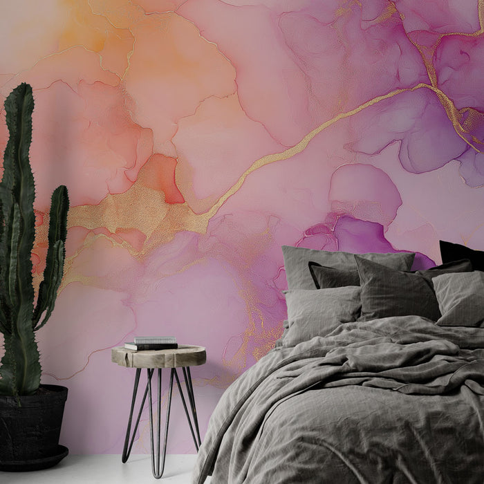 Une chambre élégante avec un papier peint aux nuances douces de rose et de violet, agrémenté de filigranes dorés, créant une atmosphère apaisante et artistique.