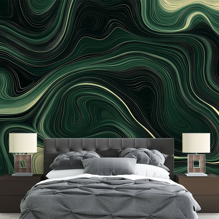 Papier peint marbre vert et crème avec motif ondulant pour chambre moderne.
