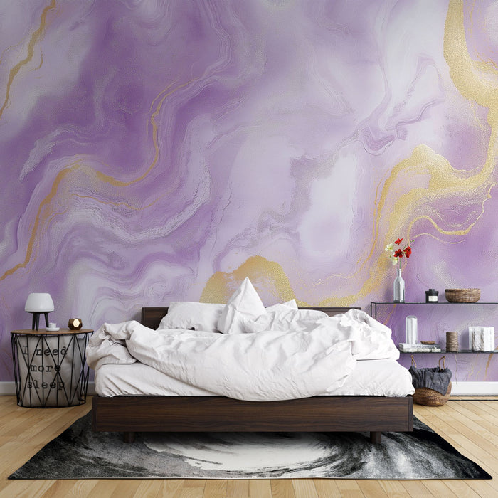 Une chambre apaisante avec un papier peint marbré aux nuances de violet et d'or, créant une atmosphère élégante et douce.