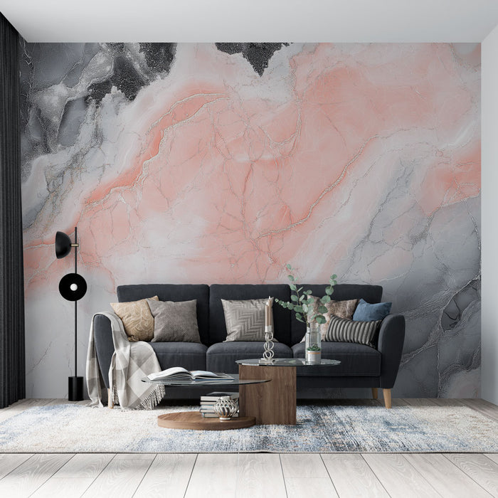 Un salon contemporain avec un papier peint marbré aux teintes douces de rose et de gris, créant une atmosphère élégante et apaisante.