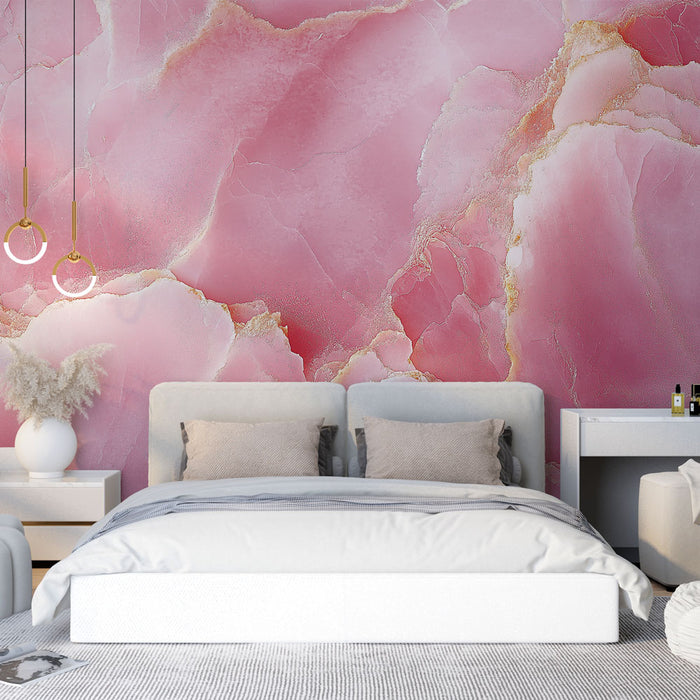 Une chambre moderne avec un papier peint marbré rose aux nuances délicates et des veines dorées, créant une atmosphère douce et élégante.