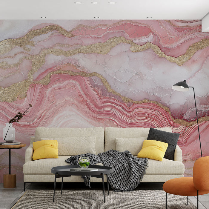 Un salon moderne avec un papier peint aux motifs marbrés dans des teintes roses et dorées, créant une ambiance élégante et chaleureuse.