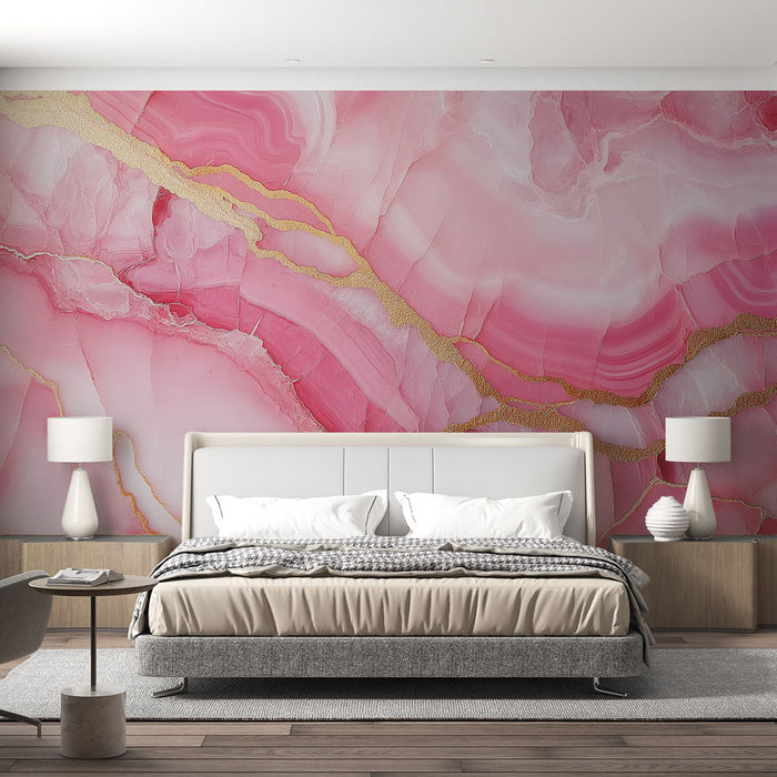 Une chambre moderne avec un papier peint marbré aux nuances de rose et des veines dorées, créant une atmosphère élégante et apaisante.