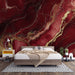 Une chambre moderne avec un papier peint aux nuances de rouge profond et or, évoquant une ambiance luxueuse et chaleureuse.