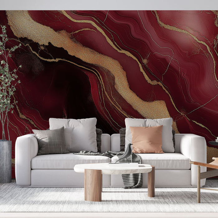 Un salon contemporain avec un papier peint aux motifs marbrés rouges et dorés, créant une ambiance élégante et chaleureuse.