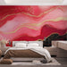 Une chambre moderne avec un papier peint abstrait aux nuances de rouge et de rose, rehaussé de filigranes dorés, créant une ambiance chaleureuse et élégante.