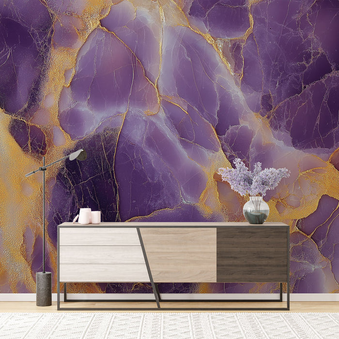 Une salle de séjour moderne avec un papier peint marbré violet et doré, créant une ambiance élégante et artistique.