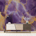 Une salle de séjour moderne avec un papier peint marbré violet et doré, créant une ambiance élégante et artistique.