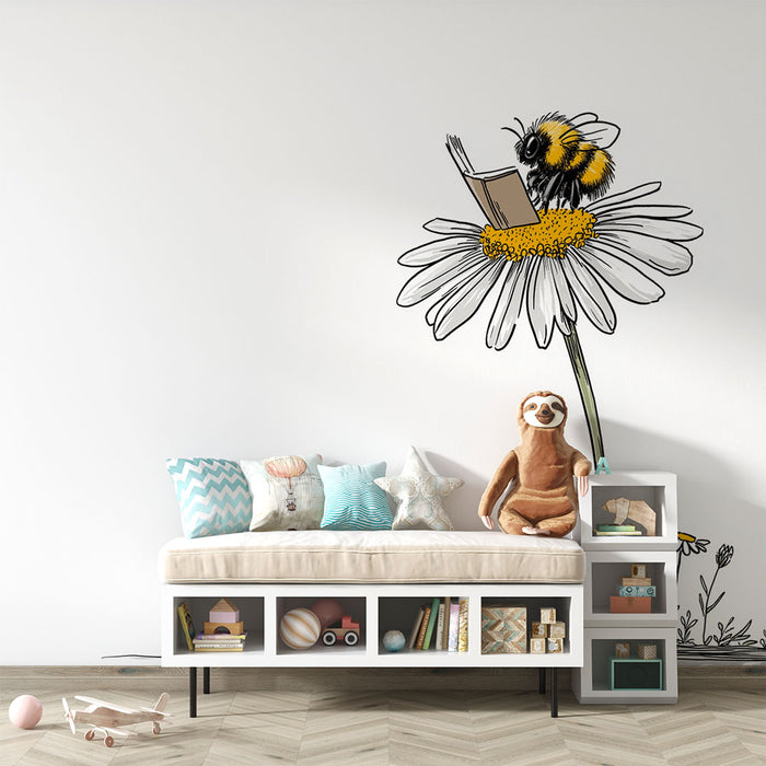 Une chambre d'enfant avec un papier peint illustratif représentant une abeille lisant sur une grande marguerite, créant une ambiance ludique et imaginative.